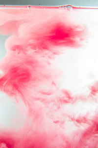 花式的油墨在水软焦点的梦云图片
