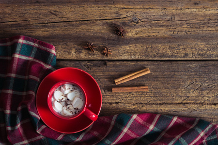 红杯可可和棉花糖的木制的背景图片