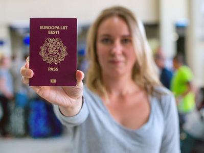显示欧洲联盟护照的女人.爱沙尼亚公民身份照片