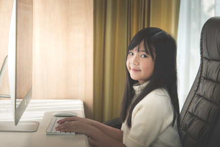 使用计算机的亚洲女孩