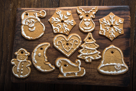 圣诞节在木板上的自制饼干