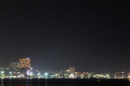 城市景观的芭堤雅海滩在晚上