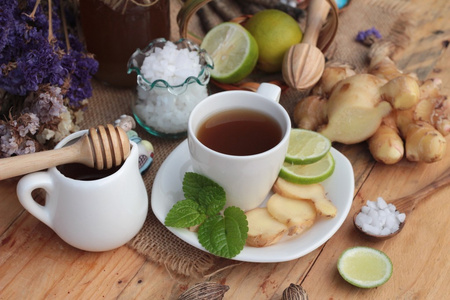 生姜茶和柠檬蜂蜜美味