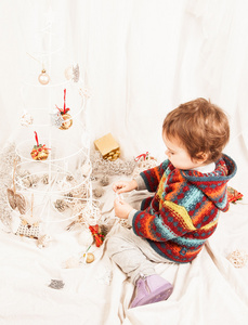 漂亮的小女孩玩圣诞装饰品