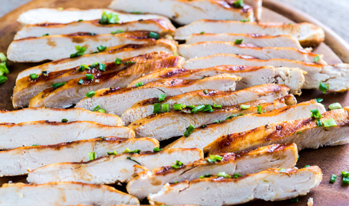 在石灰酱烤鸡肉片照片