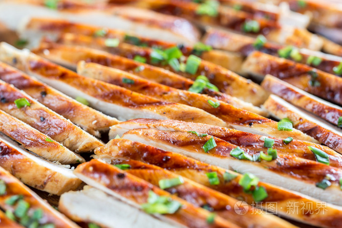 在石灰酱烤鸡肉片