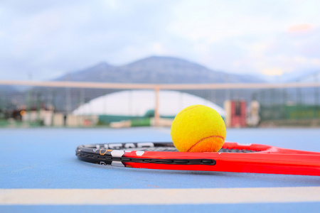 网球和网球拍的形象