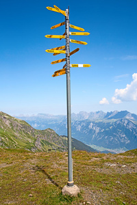 在瑞士的阿尔卑斯山徒步旅行