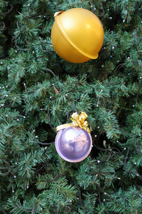 与球装饰圣诞树