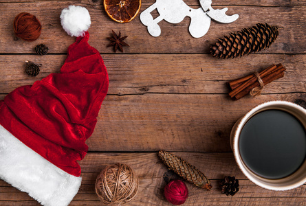 一杯咖啡和圣诞老人的帽子 圣诞套 礼物和圣诞树。庆祝活动