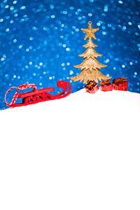 圣诞节装饰品在雪地上闪烁背景