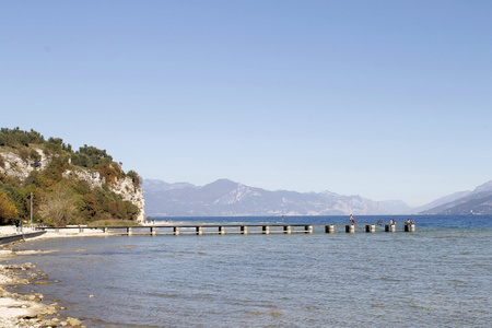 在西尔米奥在意大利北部的加尔达湖上海滩的风景