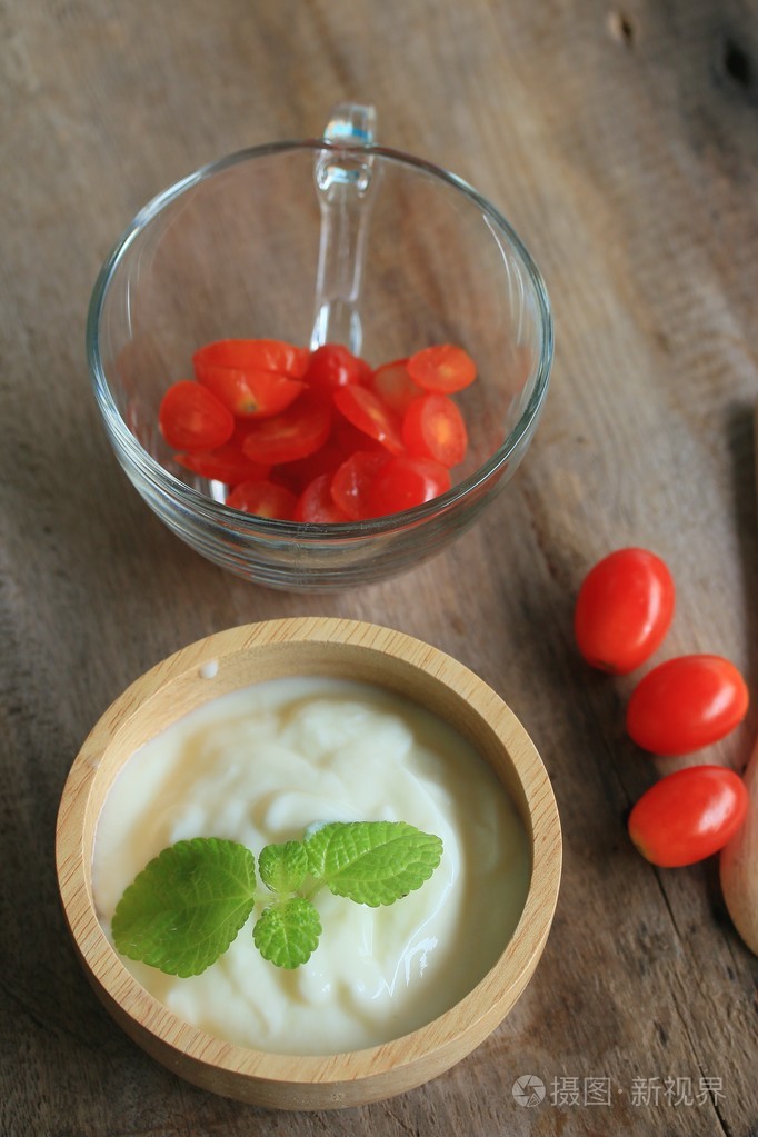 新鲜的西红柿酸奶