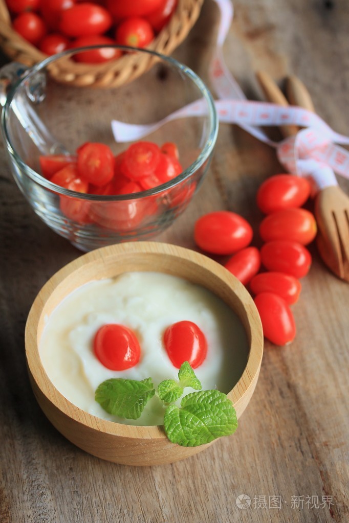 新鲜的西红柿酸奶