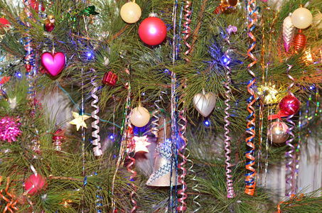 圣诞玩具挂在圣诞树上