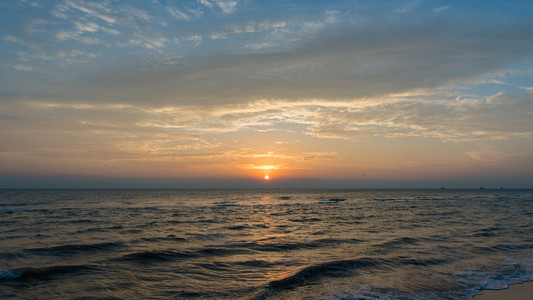 海洋海滩上的日出
