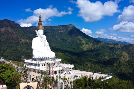 白佛雕像在 Phasornkaew 寺，考 Kho 碧差汶