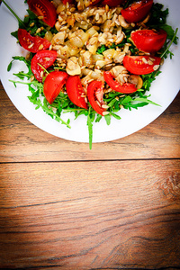 沙拉配番茄 蘑菇 芝麻菜和向日葵的种子