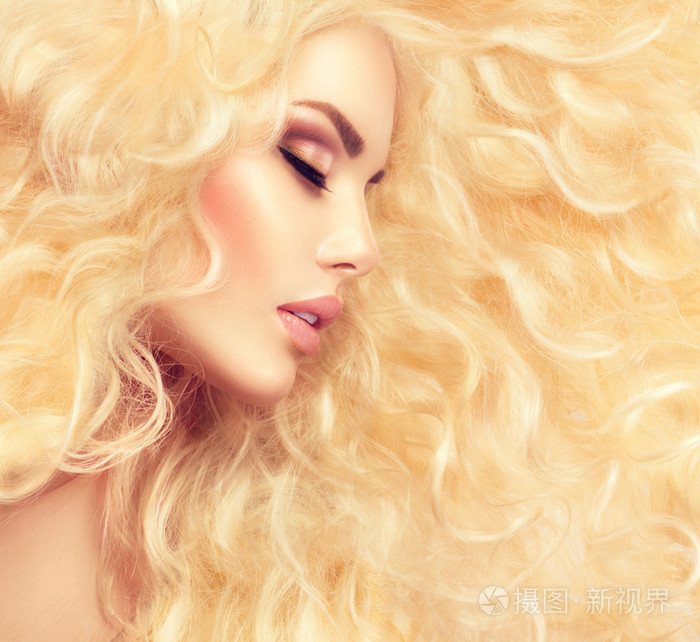 时尚金发女郎波浪形的头发