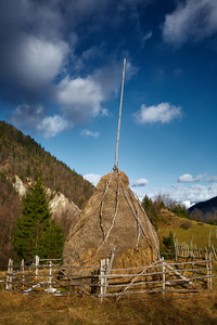 干草堆和山