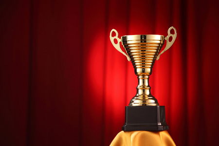 闪亮的帷幕红色的帷幕冠军奖杯照片