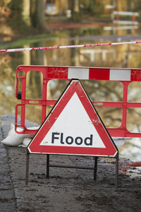 警告标志被水淹没的道路上