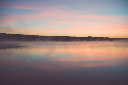 雾的早晨在国家湖复古作用