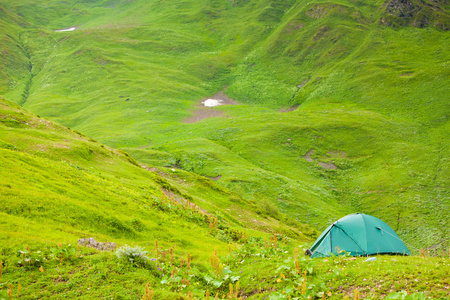 绿色帐篷山，格鲁吉亚之间的草地上
