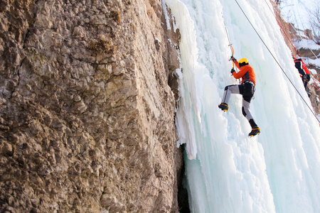 男子攀爬冰的瀑布