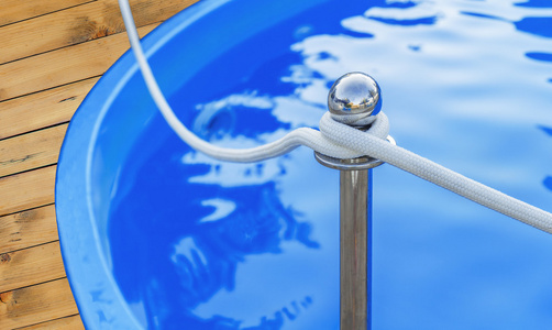 清洁用水的蓝色温泉游泳池