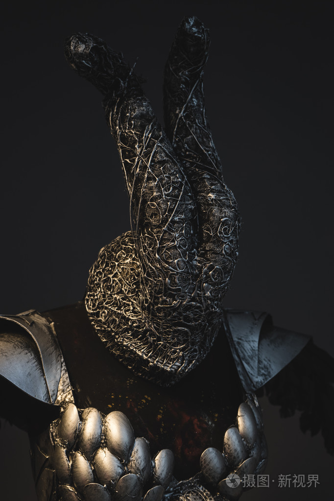 银色盔甲的骷髅