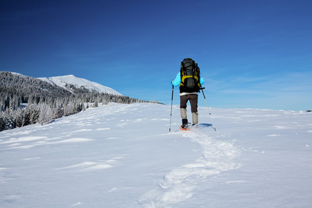 徒步旅行者在冬季山