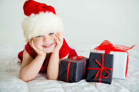 在帽子圣诞老人微笑的小女孩