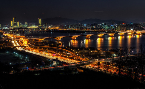 在首尔汉江夜交通