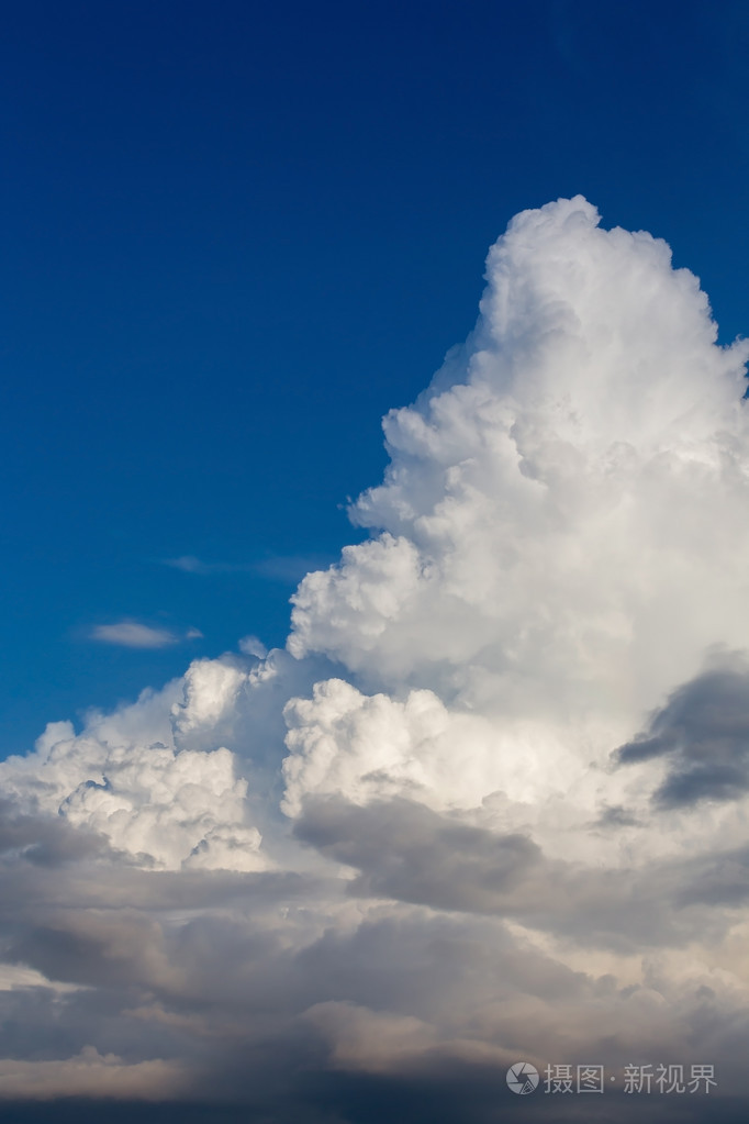 在湛蓝的天空上的云照片-正版商用图片1ky2d2-摄图新视界