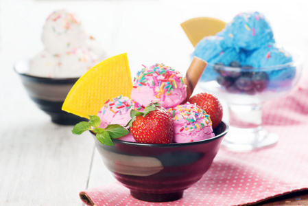 在碗里的粉色 蓝色和白色的冰淇淋