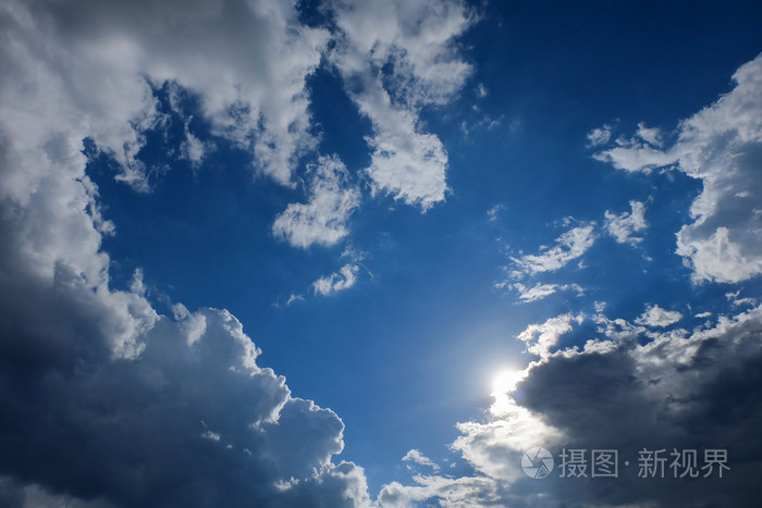 晴朗天气天空,太阳在蔚蓝的天空,云层密布,阳光