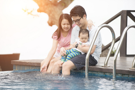 亚洲家庭在泳池
