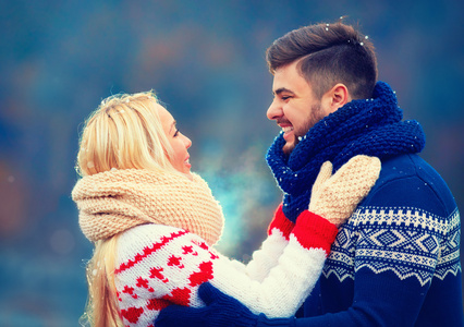 幸福的夫妇，在冬季的爱