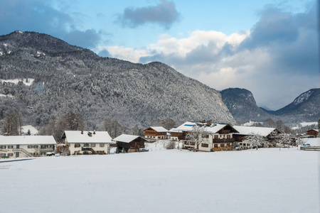 在 Rossfeld 全景路附近 Berchtesgade 冬季景观