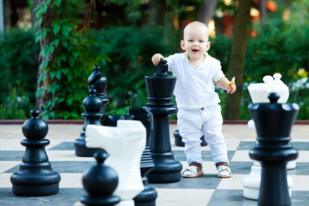 白种人宝贝男孩可想而知棋在公园