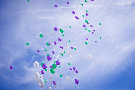 Multscolored 气球在天空中飞翔