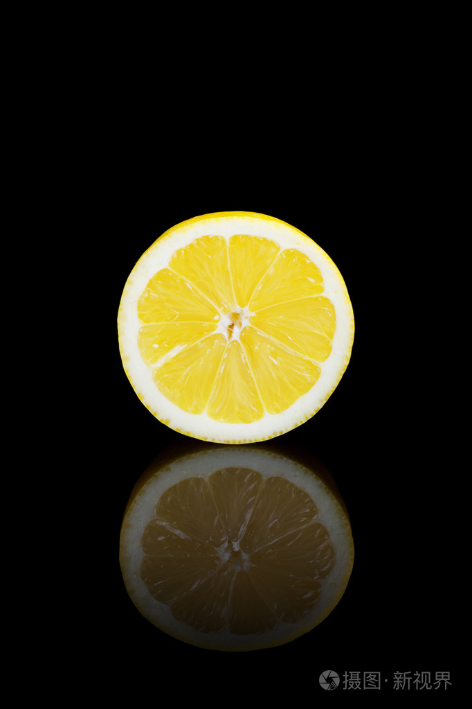 黑色反光背景上半个柠檬