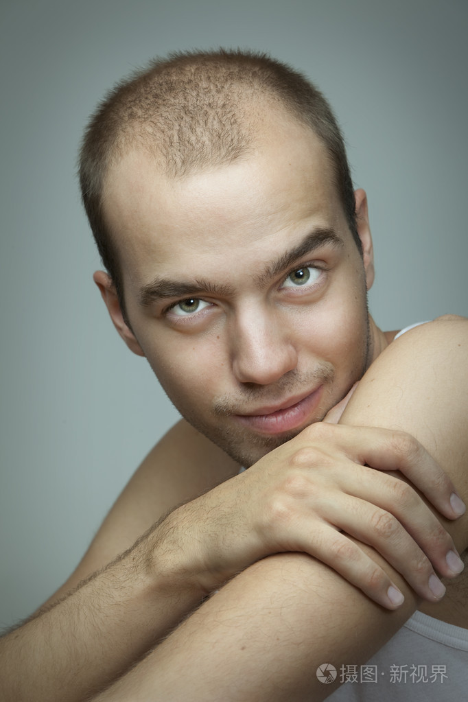 穿衬衫看起来酷时尚年轻男人的肖像,照片-正版商用图片1ky4vm-摄图新