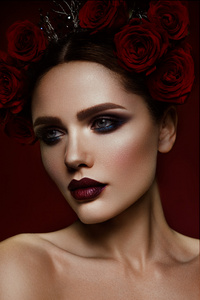 与黑暗的化妆和玫瑰在她的头发女孩美容时尚模型