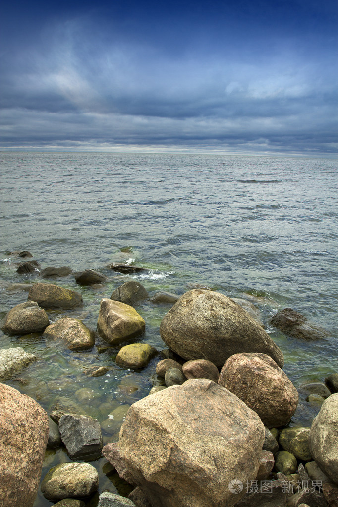 大海里的石头.夏日风景