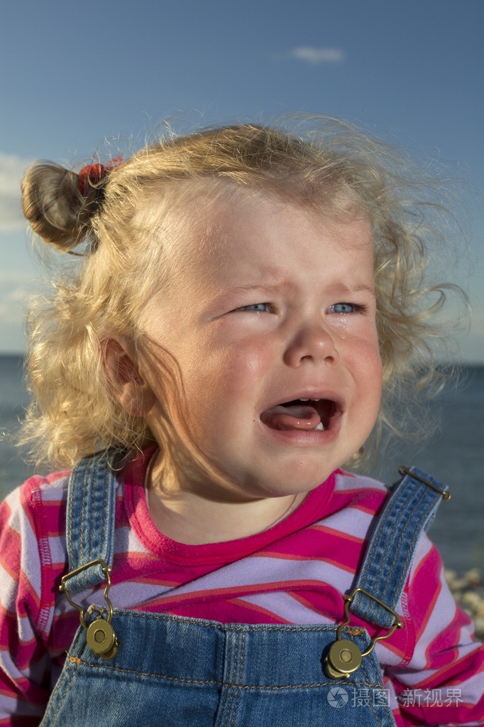 在海边哭泣的小女孩