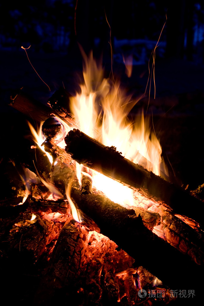 在晚上的篝火晚会