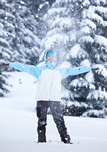 玩雪在冬天森林里徒步旅行者