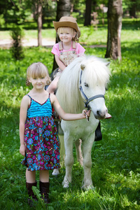 女孩和小马一起散步